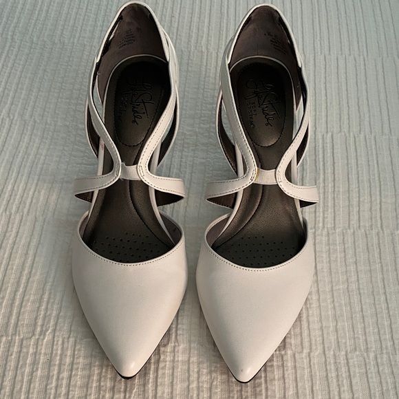 Elegant White Women's Shoes Brand New - Picture 1 of 3